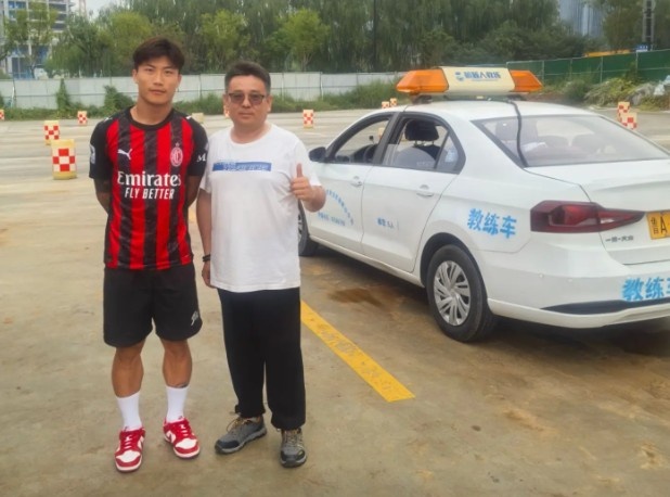 华体会体育APP-谢文能驾校练车身着AC米兰新款战袍