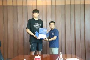 华体会体育下载-体教融合再结硕果，十位球员高校深造！