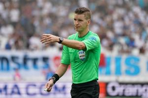 华体会体育官网-队报：里昂vs圣埃蒂安边裁被硬币砸中，比赛一度中断超过40分钟