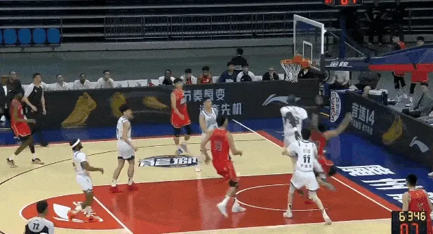 塔克-法尔防守落地后踩脚崴伤，随后一瘸一拐走回替补席